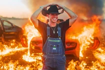 YouTuber đốt xe Ferrari làm content gây sốc, bị bắt vì nghi trốn thuế