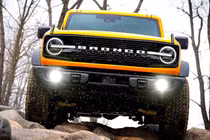Ford Bronco 2026 hơn 1,65 tỷ đồng, thêm gói Wildtrak đẹp mắt hơn
