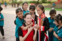 Hoa Hậu Bảo Ngọc 'giao nắng, chuyển yêu thương' đến trẻ em vùng lũ tại Lạng Sơn - Quảng Ninh