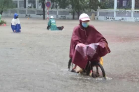 Mưa lớn gây ngập sâu tại Hà Nội sáng 7/10