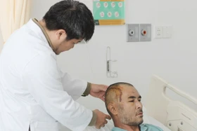 Đại phẫu trong đêm cứu sống du khách nước ngoài bị chấn thương sọ não nặng tại Phú Quốc