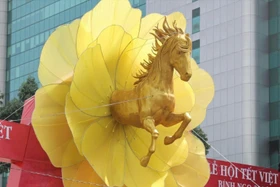 Linh vật ngựa bay từ hoa mai gây sốt tại lễ hội Tết Việt TP HCM