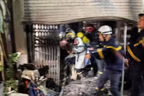 Cứu 3 mẹ con mắc kẹt trong ngôi nhà đang cháy trong đêm 