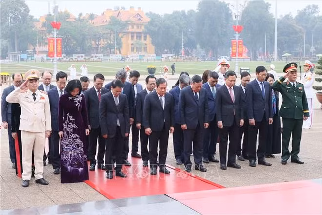 Thành ủy, Hội đồng nhân dân, Ủy ban nhân dân, Ủy ban Mặt trận Tổ quốc Việt Nam thành phố Hà Nội tưởng niệm Chủ tịch Hồ Chí Minh. Ảnh: An Đăng/TTXVN
