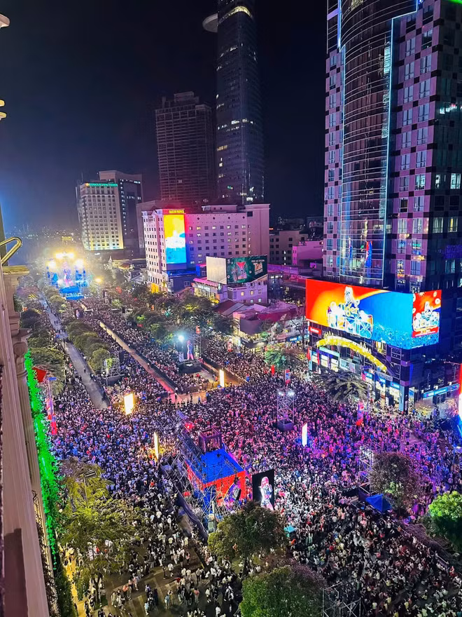 pho-di-bo-nguyen-hue-11h-2.jpg