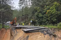 Báo động khẩn cấp hai điểm sạt lở lớn trên đèo Mimosa, QL20 