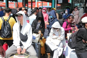 Bến xe Miền Tây chật kín khách, người dân bắt đầu nghỉ Tết