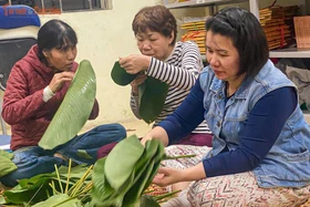 Người Hà Nội thức xuyên đêm gói bánh chưng, giữ gìn nét Tết truyền thống