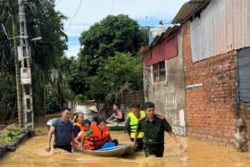 BÁO TRI THỨC VÀ CUỘC SỐNG KÊU GỌI ỦNG HỘ ĐỒNG BÀO VÙNG BÃO LŨ