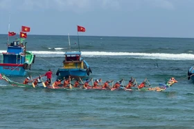 Rộn ràng đua thuyền khai xuân ở làng biển Phước Thiện