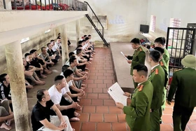 Lá phiếu sau song sắt... quyền bầu cử đặc biệt 