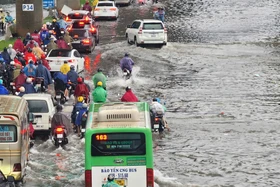Hà Nội chìm trong mưa lớn, người dân vật vã về nhà chiều 30/9