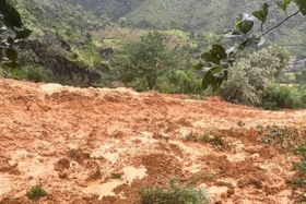 Sạt lở đất vùi lấp ngôi nhà khiến 4 người mất tích ở Tuyên Quang