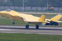 Máy bay J-20A trang bị động cơ WS-15, sơn lót màu vàng.