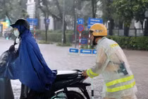 CSGT dầm mưa hỗ trợ người dân ngày ngập lụt 