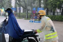 CSGT dầm mưa hỗ trợ người dân ngày ngập lụt 