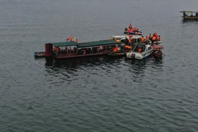 Vụ tai nạn đường thủy ở hồ Thác Bà làm 6 người chết, tàu khách chở quá tải
