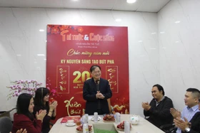 Chủ tịch Phan Xuân Dũng tới thăm, chúc Tết Báo Tri thức và Cuộc sống