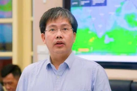 Bão Matmo sức gió đang giật cấp 13, dự báo 2 kịch bản bão đổ bộ