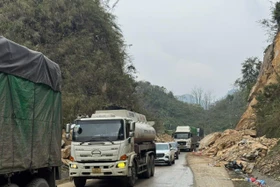 Thông tuyến Quốc lộ 6 đoạn qua đèo Thung Khe sau vụ sạt lở 3 người chết