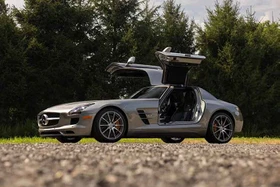 Mercedes SLS AMG 2011 cửa Gullwing odo gần 14.500km đấu giá gần 7,5 tỷ