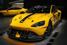 Xiaomi SU7 Ultra bị phạt vì trang bị nắp capo carbon "giả cầy"