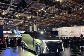 Lexus LS “biến hình” thành xe minivan hạng sang 6 bánh