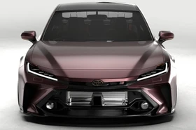 Toyota Camry bản hiệu suất cao có đủ "đấu" BMW M5?