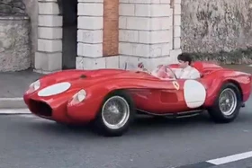 Ferrari 250 Testa Rossa 1957 làm xe dâu của tay đua Charles Leclerc