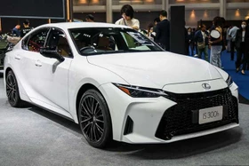 Ra mắt Lexus IS300h 2026 giá 2,29 tỷ đồng tại Thái Lan, có về Việt Nam?