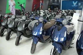 Giá xăng tăng, nhiều xe máy điện đồng loạt giảm giá tăng sức bán