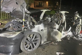 Tai nạn cháy xe Tesla - tay nắm cửa ôtô cần mở được bằng cơ học