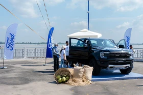 Trải nghiệm "dưới kênh lái ghe – đi xe lái Ford" tại miền Tây