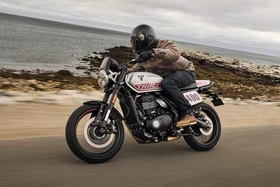 Hãng xe Triumph ra mắt môtô giá rẻ Tracker 400 2026 mới