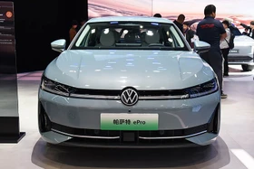 Volkswagen Passat ePro 2026 "ăn xăng như ngửi" có gì đấu Toyota Camry?