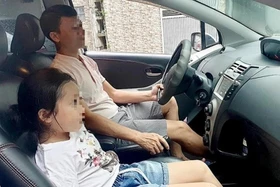 Trẻ em ngồi ghế trước ôtô, tài xế có thể bị phạt tới 1 triệu đồng