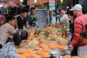 Người Hà Nội xếp hàng mua gà ngậm bông hồng giá 'khủng'