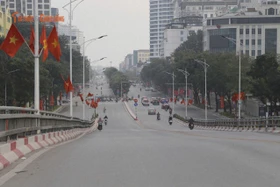 Phố phường Hà Nội vắng lặng, bình yên trong sáng mùng 1 Tết 