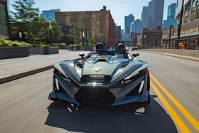 Polaris Slingshot Signature Edition 2026 ra mắt với giá từ 952 triệu đồng