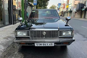 Đặng Lê Nguyên Vũ cầm lái Toyota Crown Wagon máy dầu Turbo xuống phố 