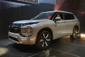 Mitsubishi Outlander PHEV 2026 ra mắt, chạy 72km không "uống 1 giọt xăng"