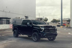 Chevrolet Silverado 2500HD Z71 phong cách "hiệp sĩ bóng đêm" với mâm Vossen