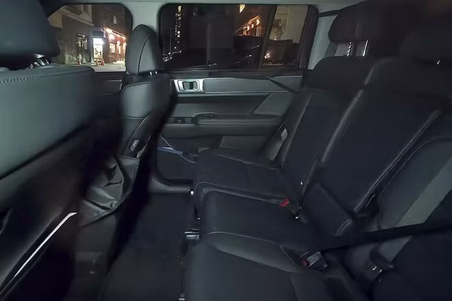 Ghế ngồi bọc da với đường chỉ sắc nét, đồng thời tạo cảm giác thể thao và chăm chút hơn trong hoàn thiện.