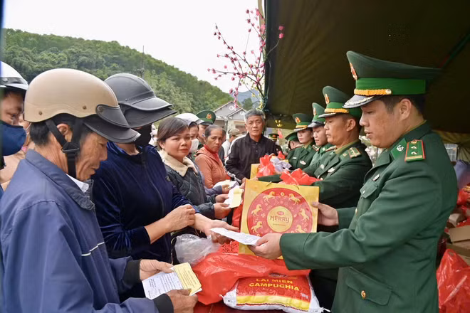 mang-tet-som-den-voi-nguoi-dan-bien-gioi-bien-o-hue-2.jpg