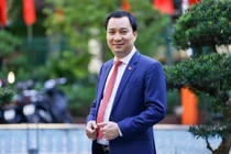 Ông Vũ Văn Tiến với các cử tri.