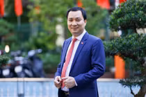 Ông Vũ Văn Tiến với các cử tri.