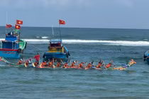 Rộn ràng đua thuyền khai xuân ở làng biển Phước Thiện