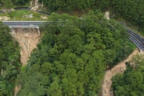 Gia cố đèo Prenn sau sạt lở, mở đường cho xe cộ qua lại