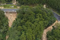 Gia cố đèo Prenn sau sạt lở, mở đường cho xe cộ qua lại