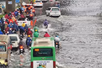 Hà Nội chìm trong mưa lớn, người dân vật vã về nhà chiều 30/9
